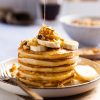 Pancakes με γιαούρτι, μέλι, μπανάνα και καρύδια
