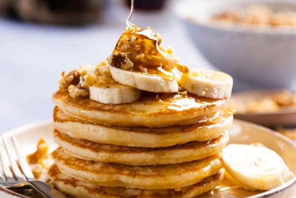Pancakes με γιαούρτι, μέλι, μπανάνα και καρύδια